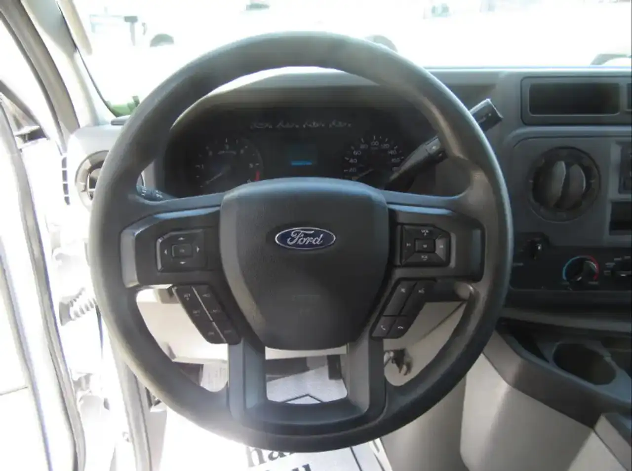 Ford E-450 снимка Ford E-450