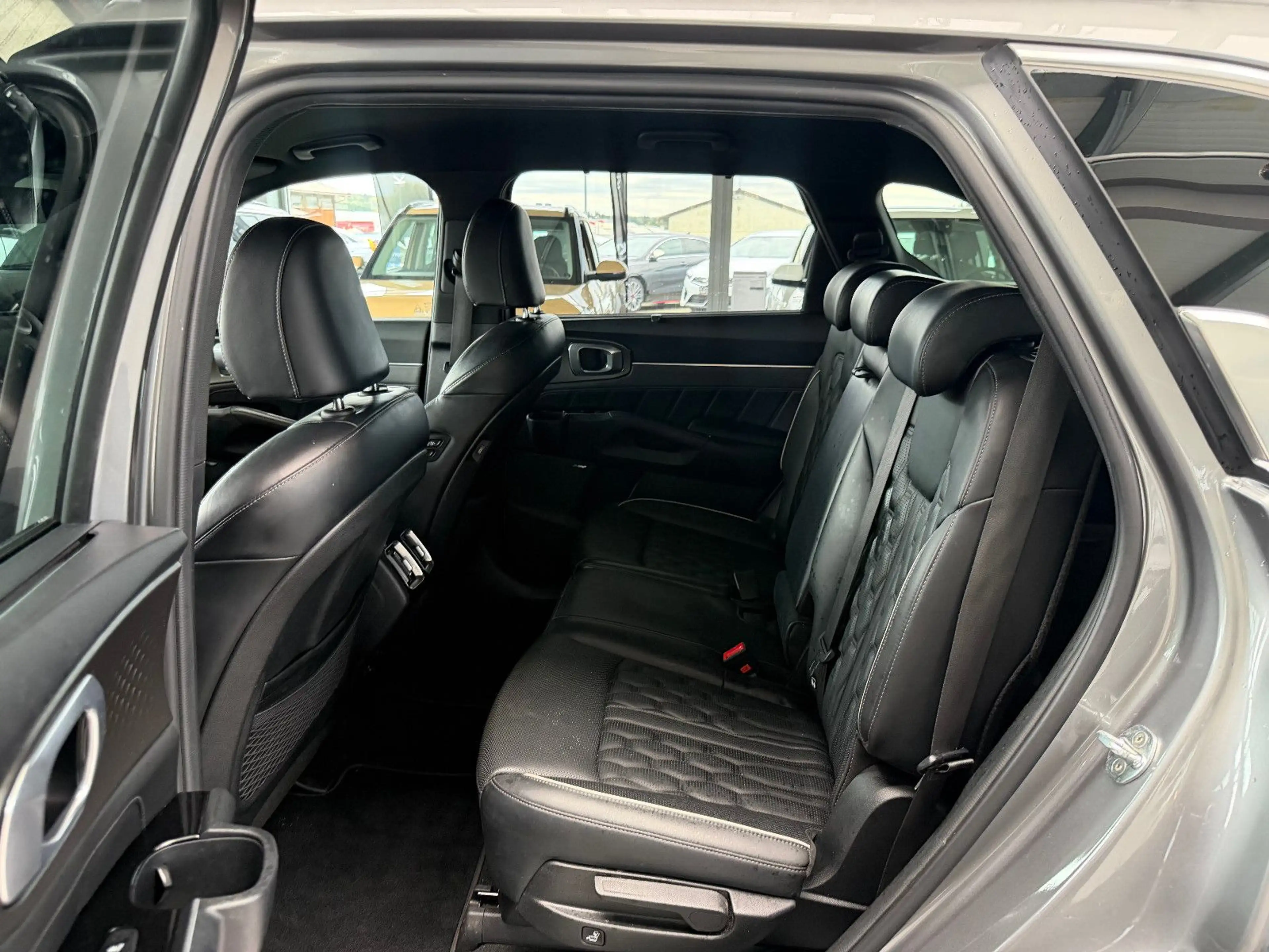 Kia Sorento Platinum 4WD Plug-In Hybrid — photo 9