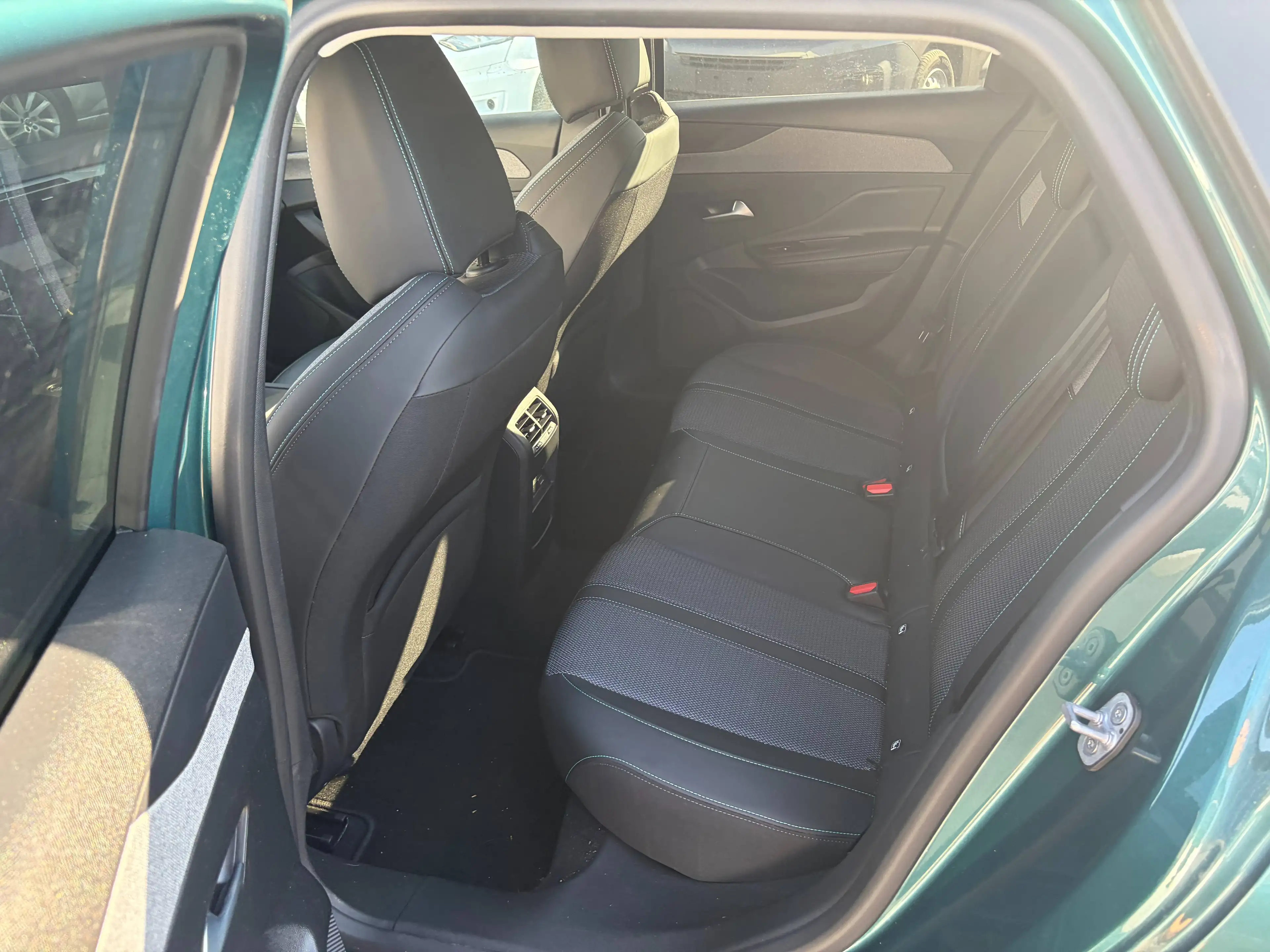 Peugeot 308 SW 1.2 Hybrid Aut Allure /€16.990 netto / Navi / ... — photo 9