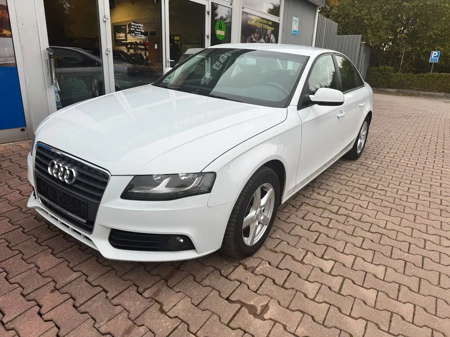 Audi A4 Lim. Attraction Weiß - 2