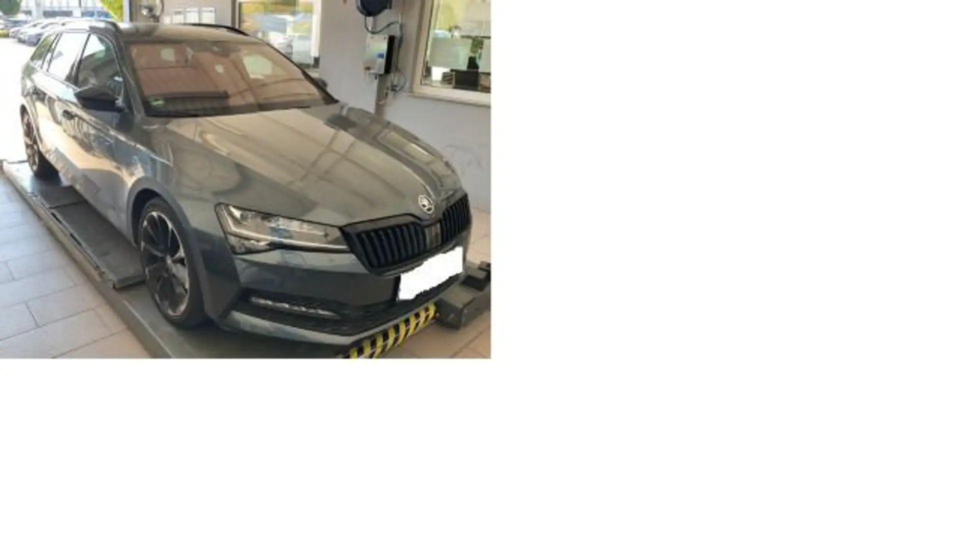 Skoda Superb Combi Sportline 2.0 TDI DSG *NAVI*AHK*ACC Grijs - 2