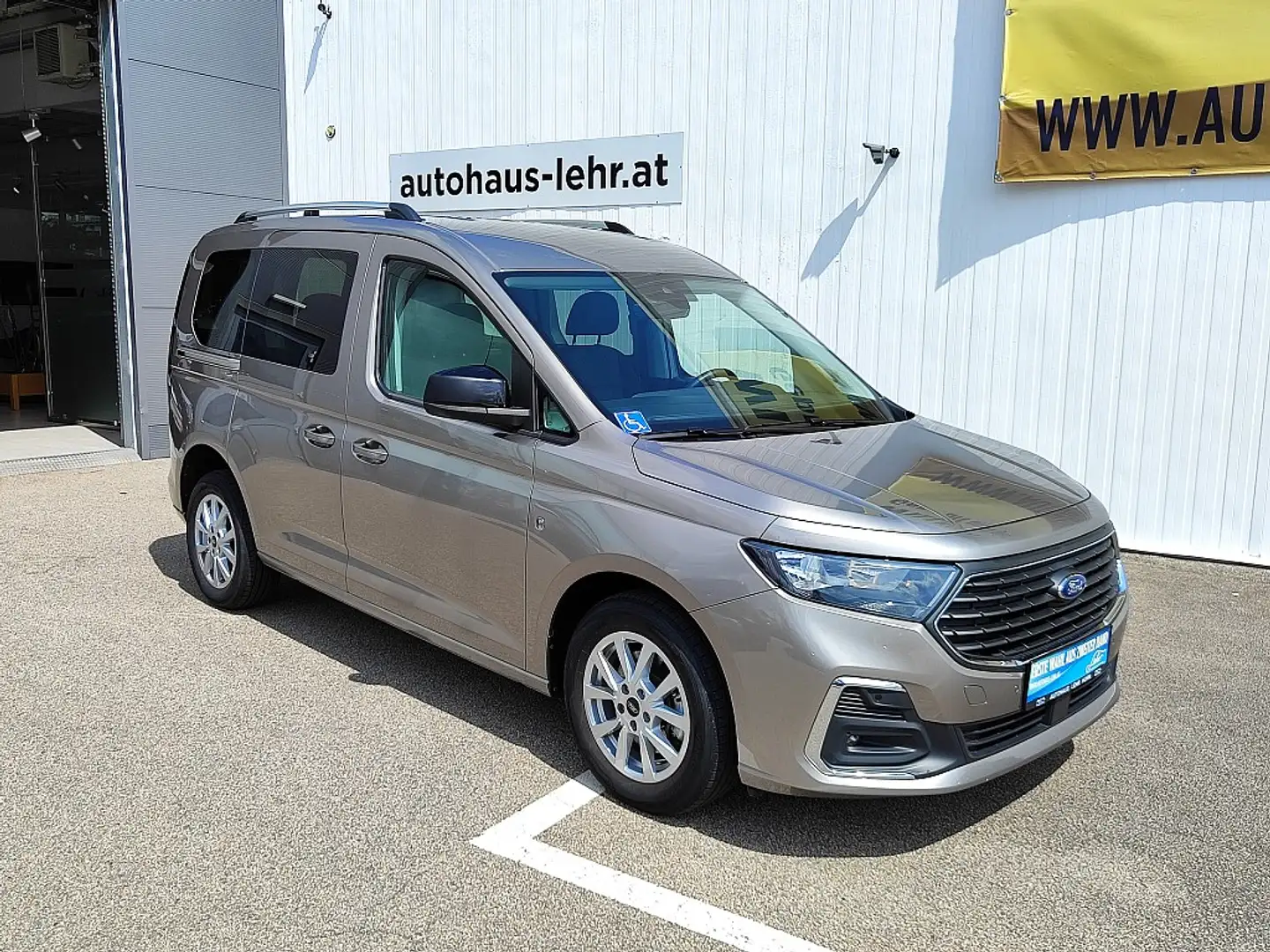 Ford Tourneo Connect 2,0 EcoBlue L1 Titanium **Rollstuhlumbau** Ezüst - 2