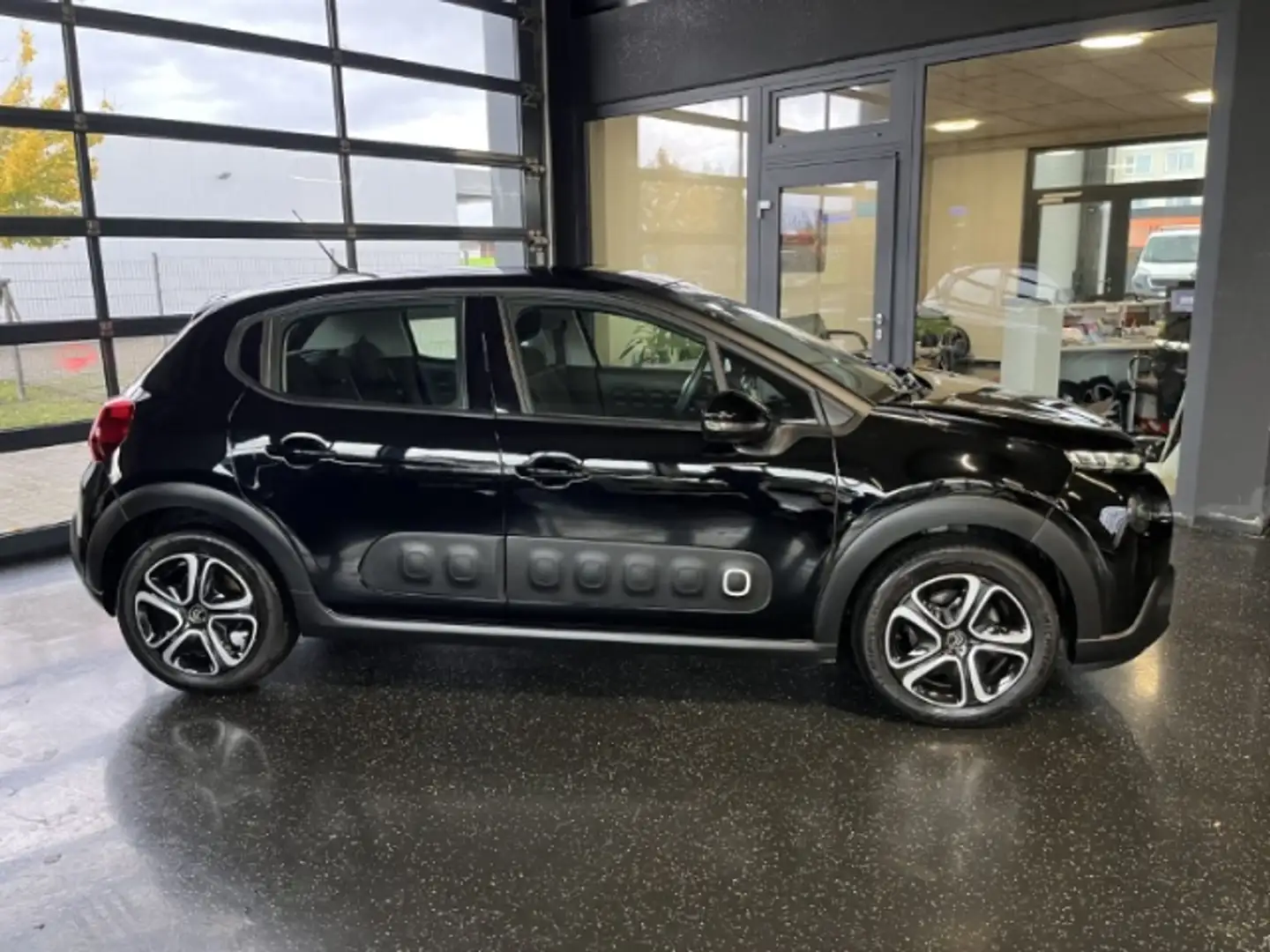 Citroen C3 Shine Pure Tech 110 EAT6 Navi LED Klimaautom Spurh Zwart - 2