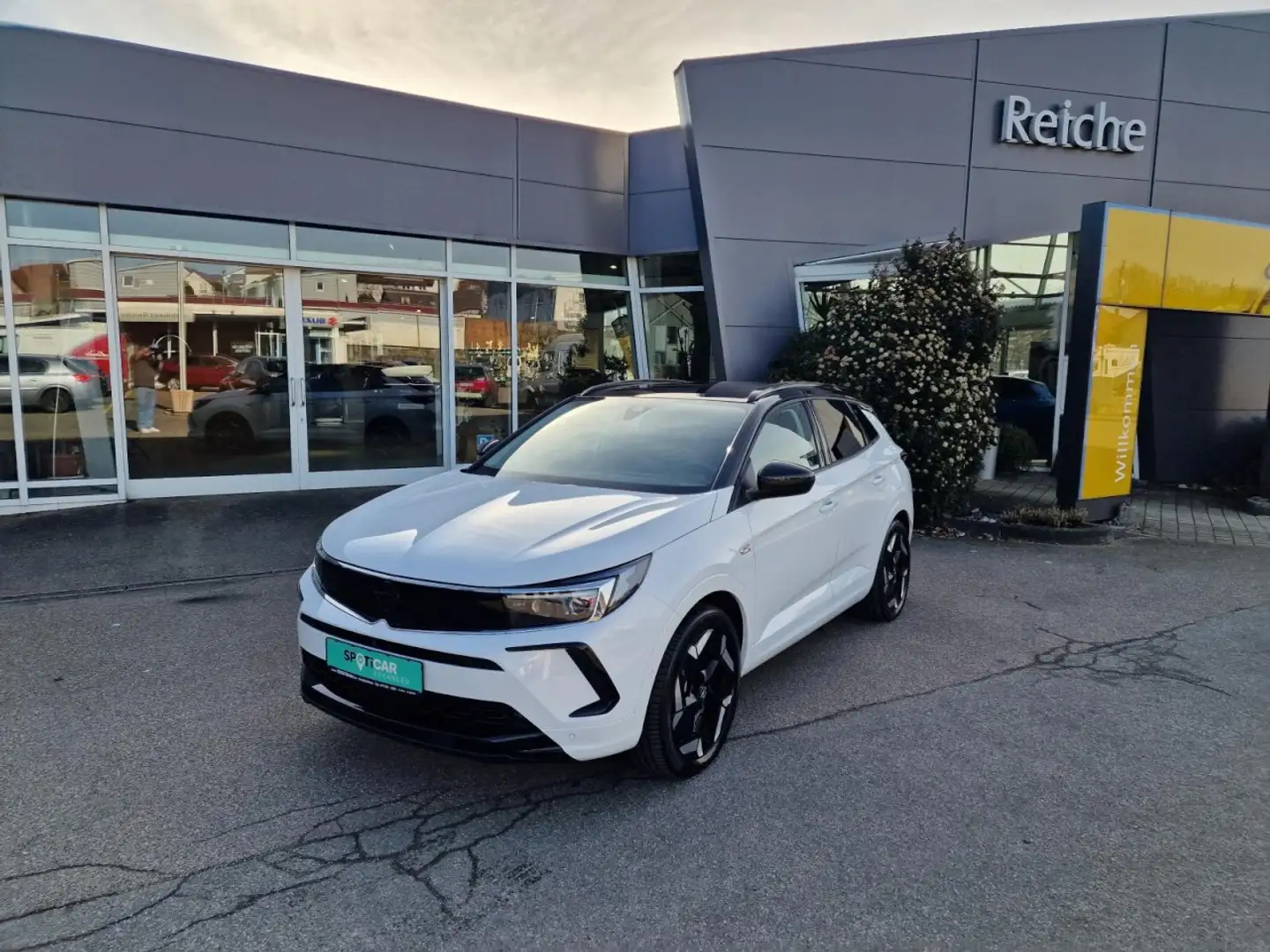 Opel Grandland GSE PHEV 4 1,6 AT+AHK+MAT+NAV+APA Klima Navi Weiß - 1