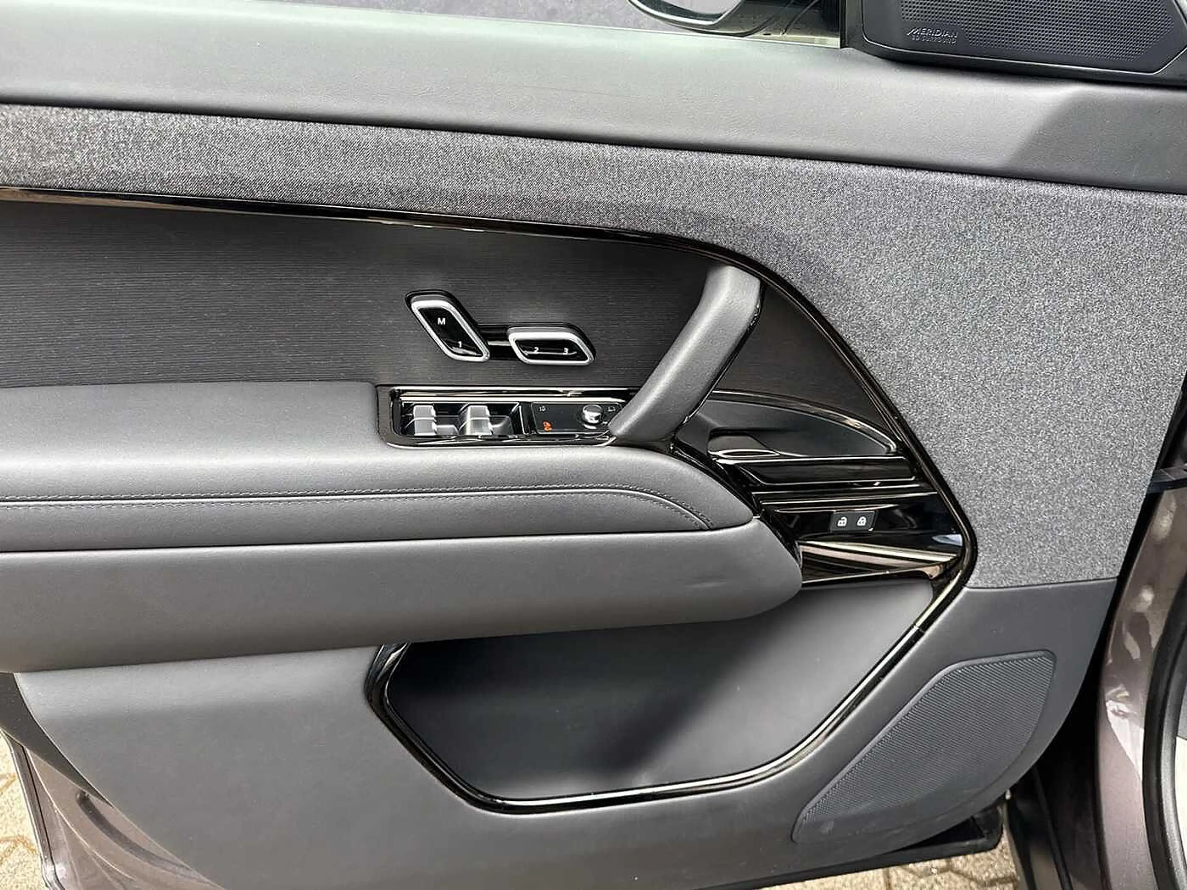 Land Rover Range Rover Sport D350 Autobiography e.AHK Massage — photo 12