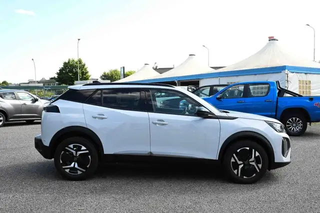 Peugeot 2008 view 4