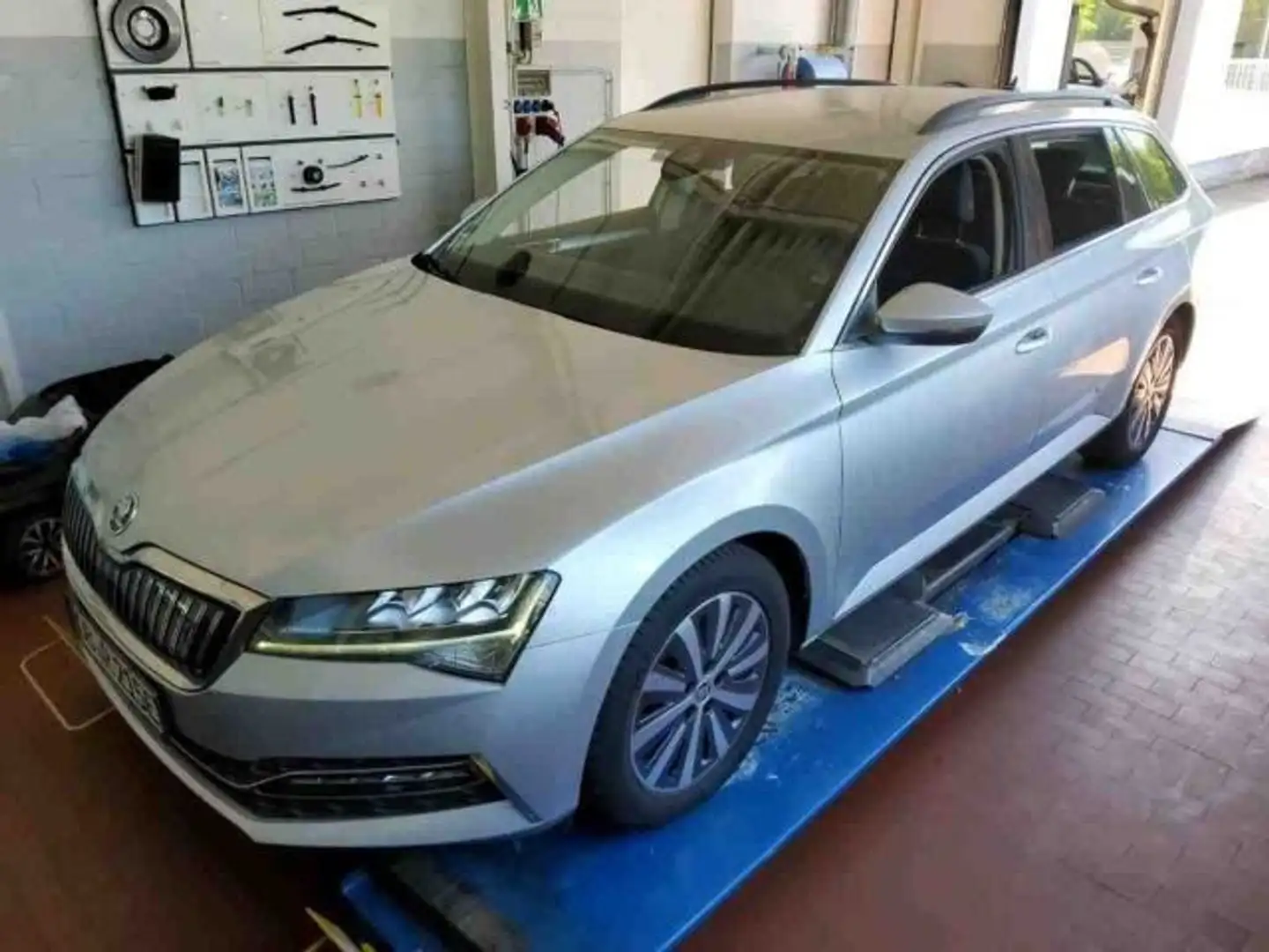 Skoda Superb Combi iV AMBITION LED+NAVI+AHK+STDHZG+VC Silber - 2