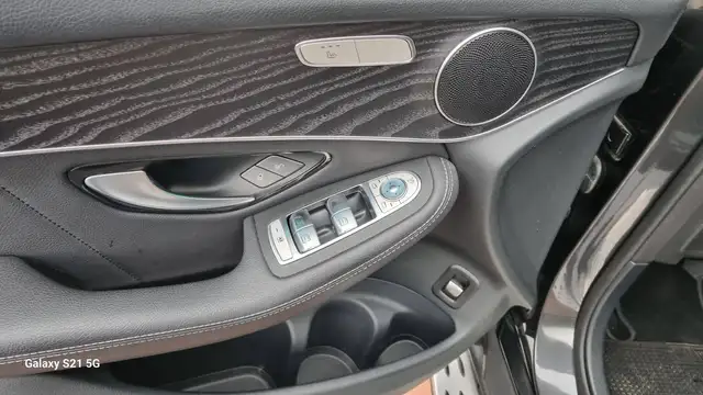 Mercedes-Benz 220 view 21