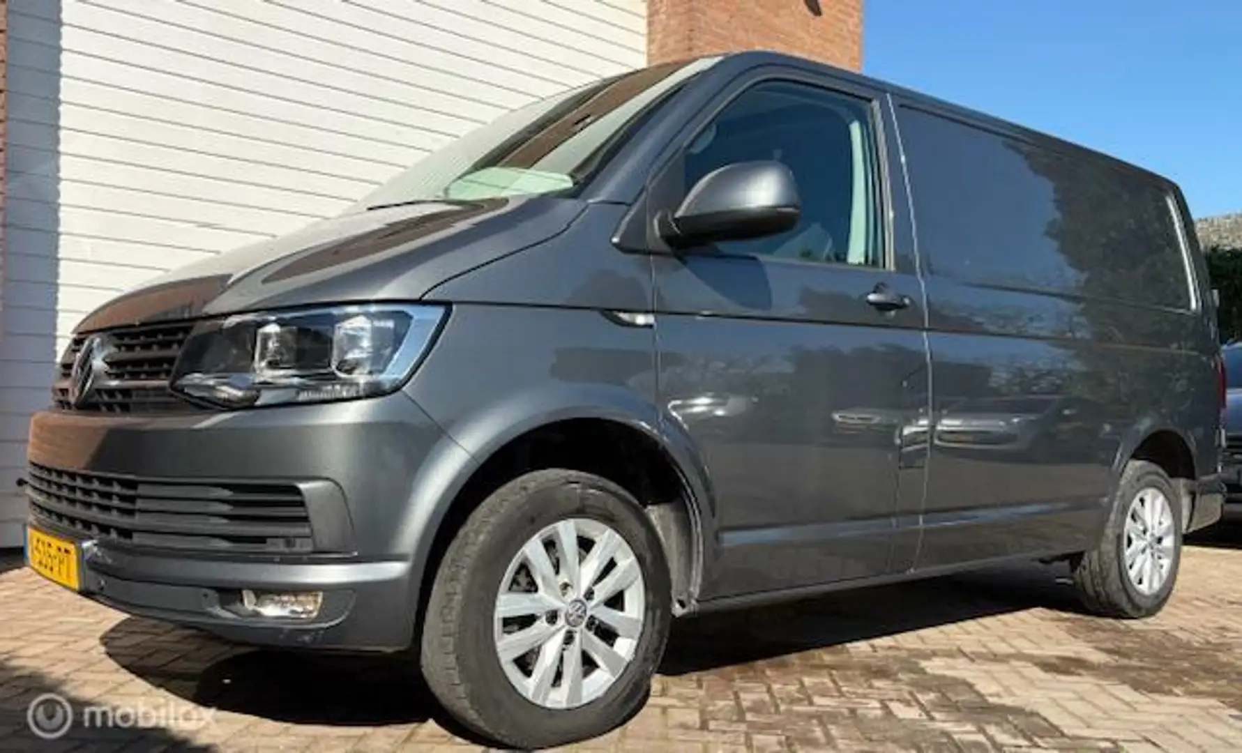 Volkswagen T6 Transporter 2.0 TDI L1H1 Highline Apple Carplay Navi PDC Grijs - 2