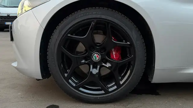 Alfa Romeo Giulia view 5