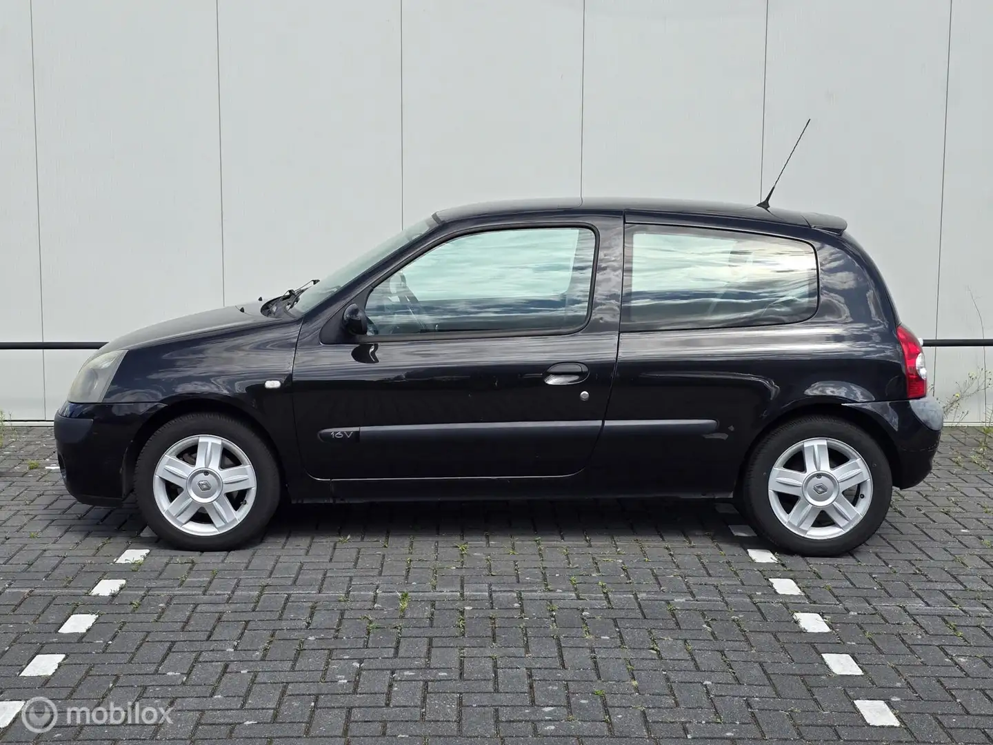 Renault Clio 1.2-16V Dynamique Luxe 168DKM! Nieuwe apk! Zwart - 2