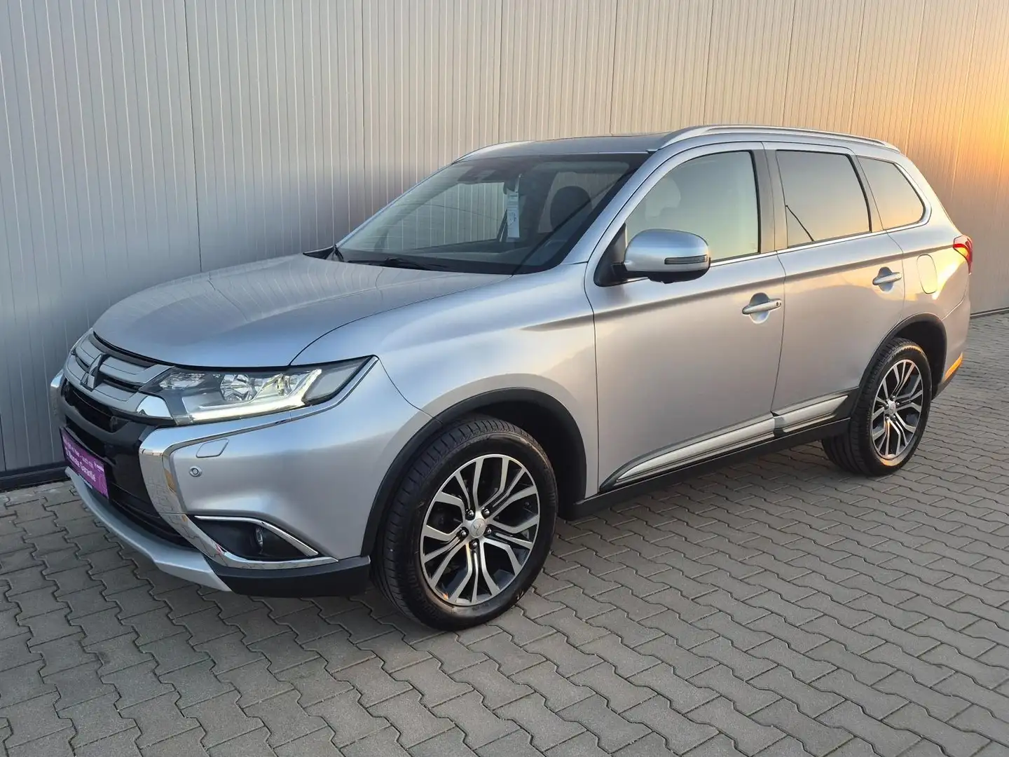 Mitsubishi Outlander 2,2 DI-D Diamond 7-Sitzer Grau - 1