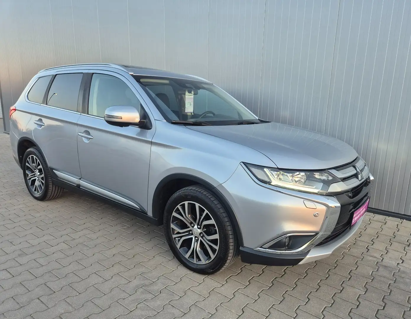 Mitsubishi Outlander 2,2 DI-D Diamond 7-Sitzer Grau - 2