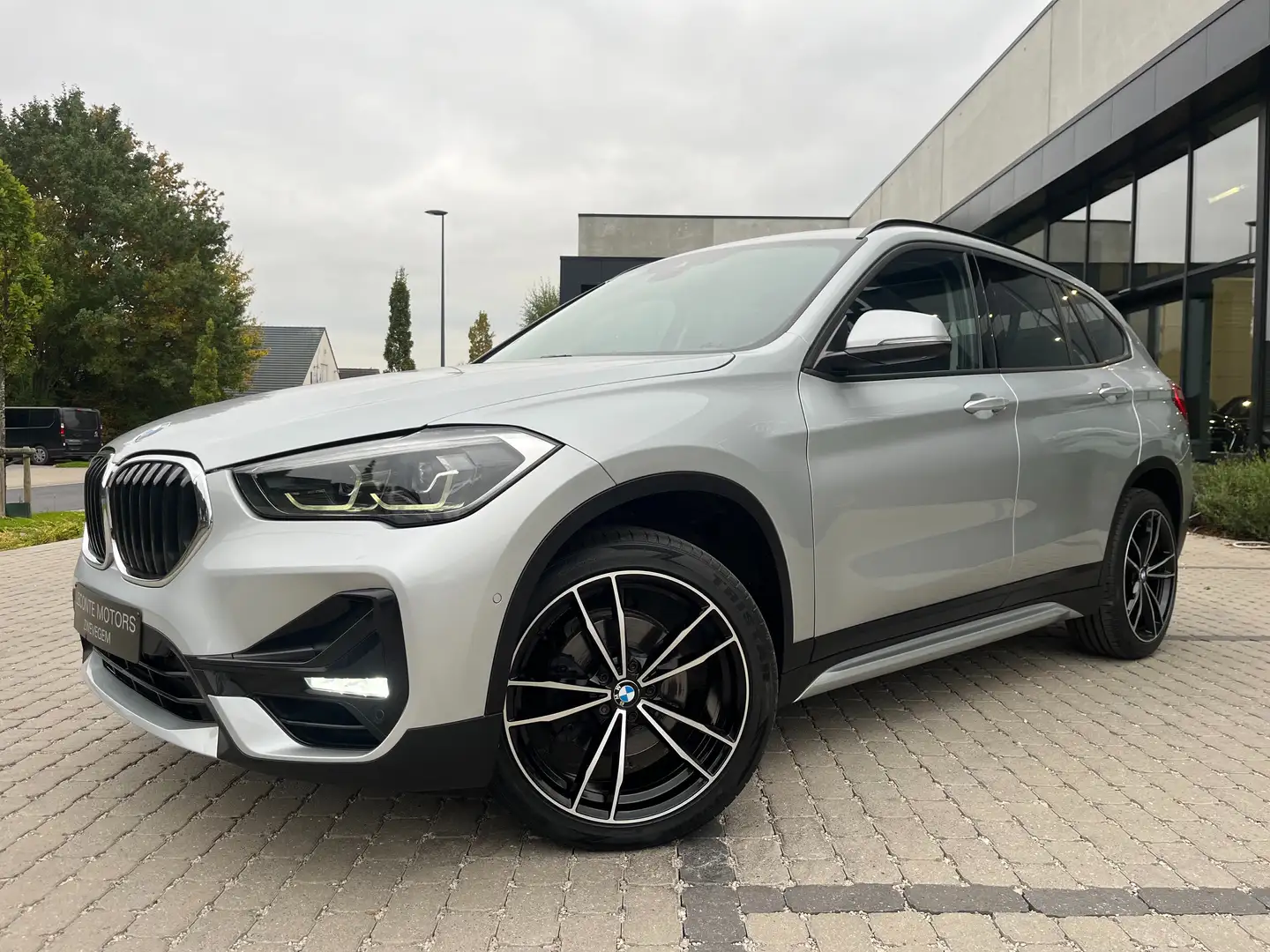 BMW X1 X1 sDrive18i Full-LED/Panodak/Lederen-Sportzetels Grijs - 2