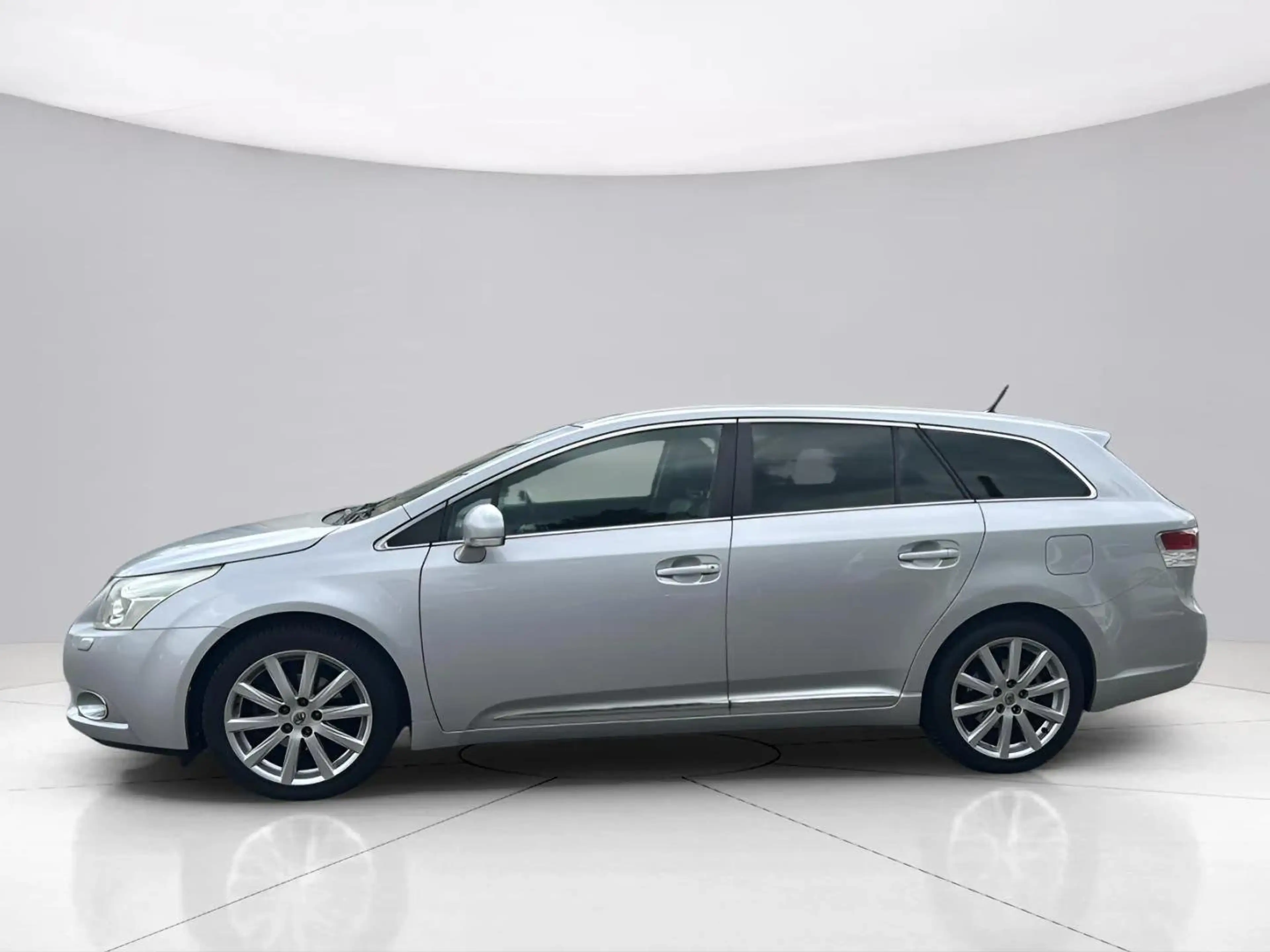 Toyota Avensis Executive*Automatik*1.Hand*SHZ*Kamera*Leder*Navi — photo 4