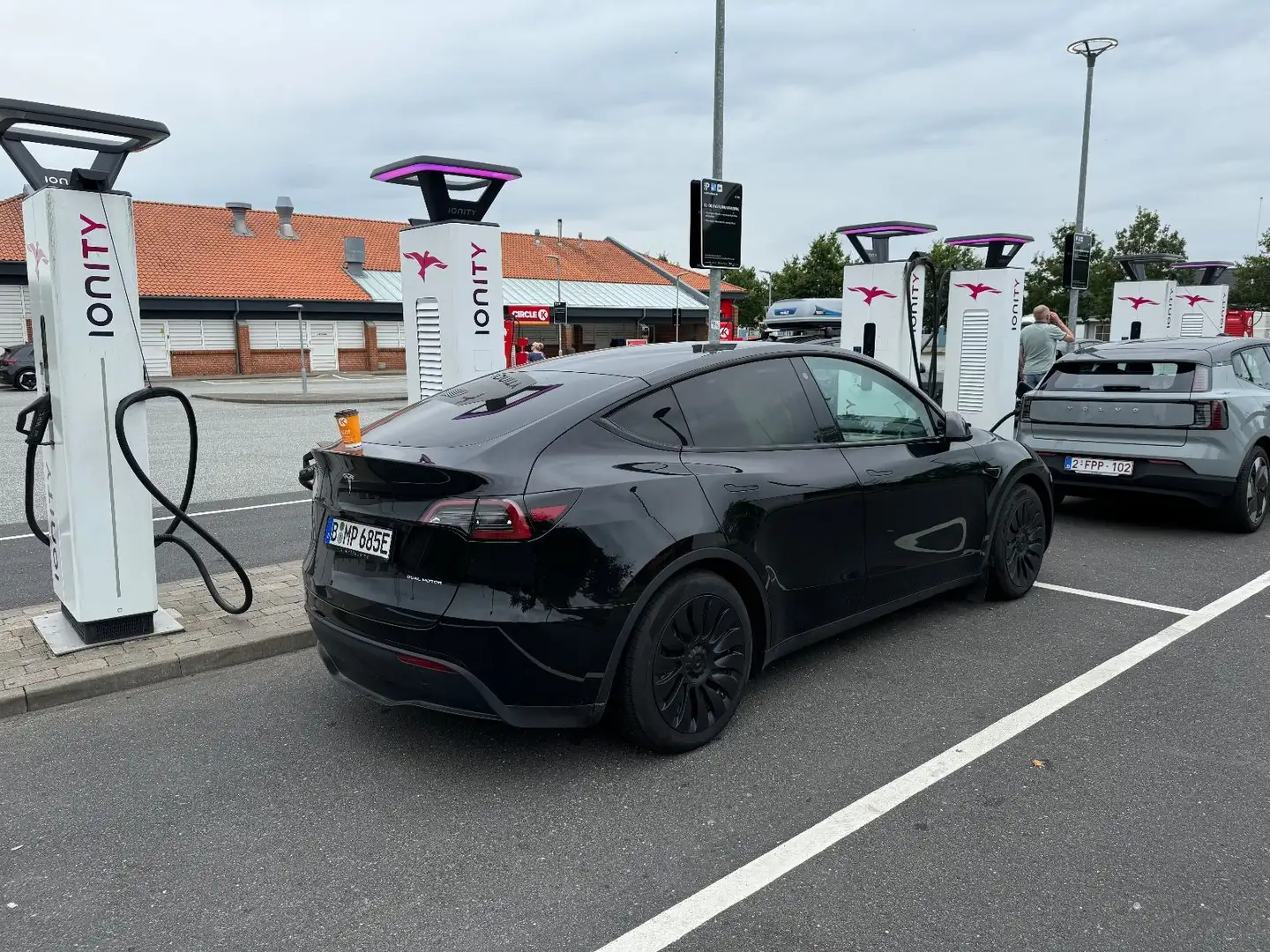 Tesla Model Y Long Range Dual AWD Schwarz - 1