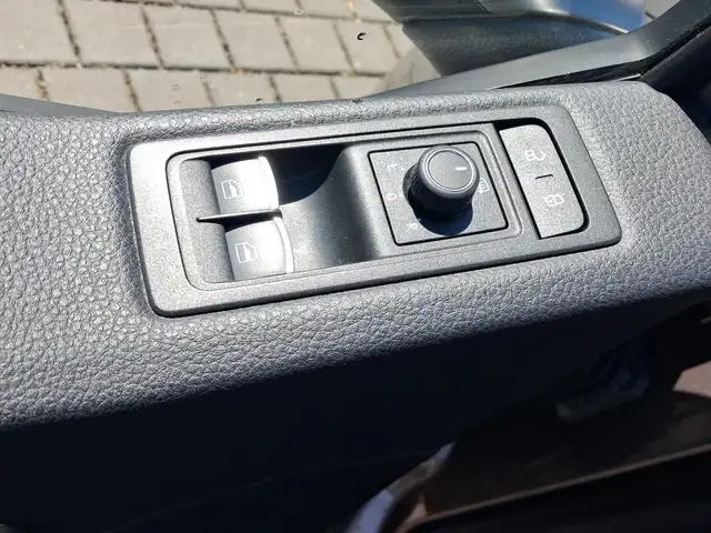 Volkswagen Multivan view 8