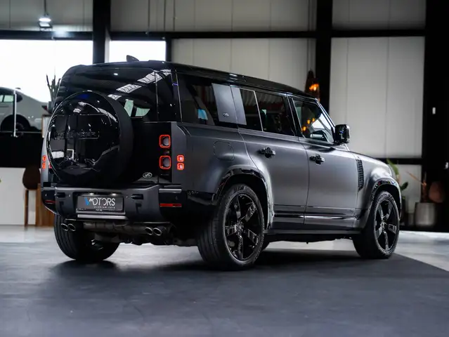 Land Rover Defender 110 view 6