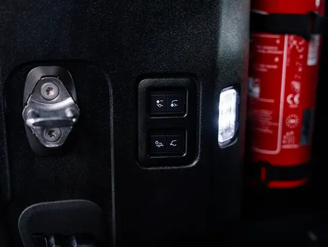 Land Rover Defender 110 view 11