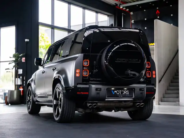 Land Rover Defender 110 view 4