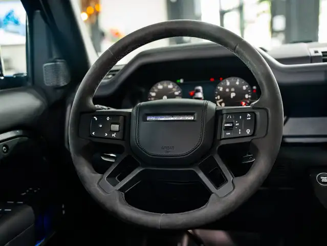 Land Rover Defender 110 view 15