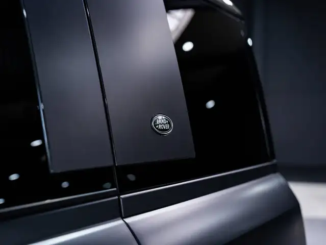 Land Rover Defender 110 view 10