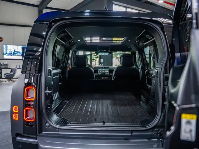Land Rover Defender 110 view 5