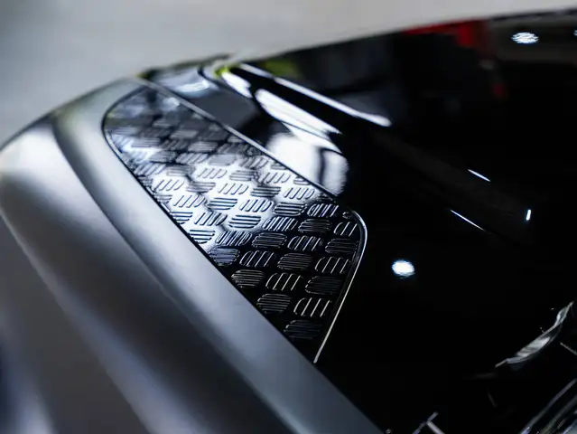 Land Rover Defender 110 view 7