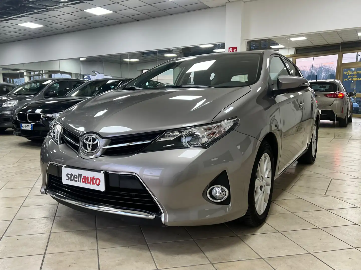 Toyota Auris Auris 5p 1.3 Active Grau - 1