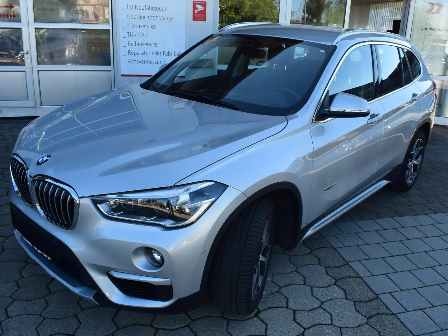 BMW X1 xDrive 20 i xLine, Autom,Head-UP, Leder Grau - 1