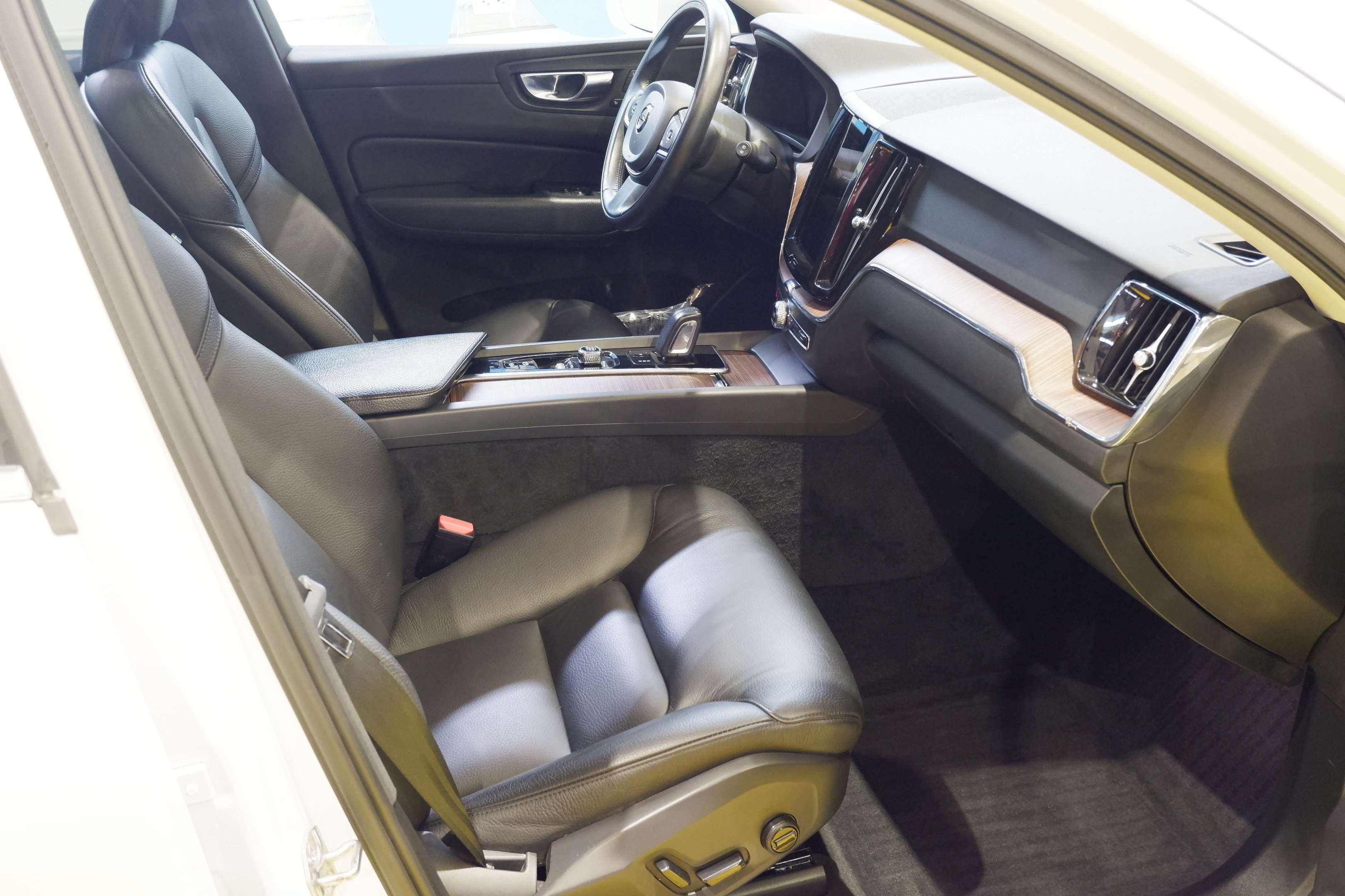 2021 Volvo XC60 T8 - RECHARGE- INSCRIPTION-EXPRESSION- thumb 6