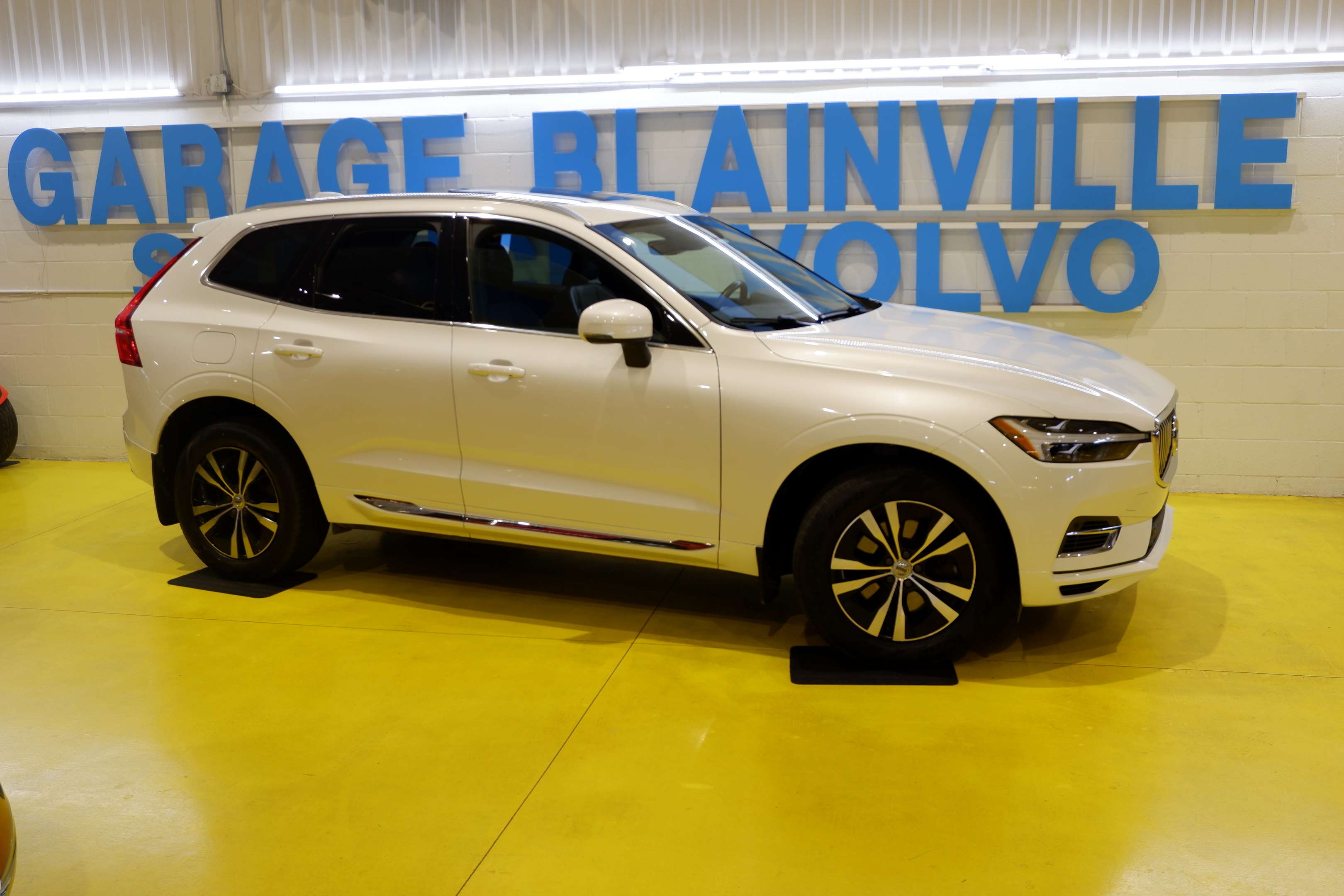 2021 Volvo XC60 T8 - RECHARGE- INSCRIPTION-EXPRESSION- alt 2