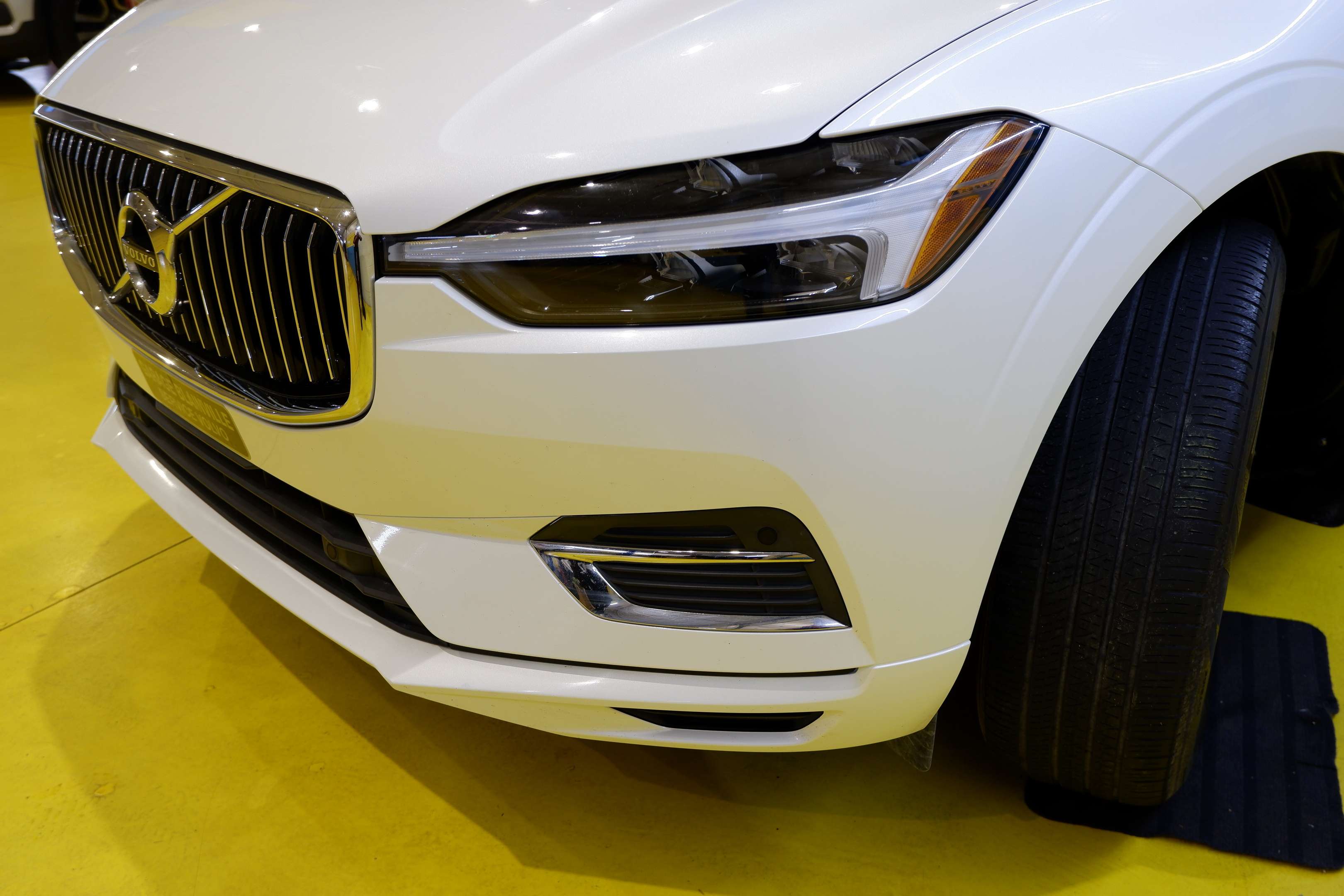 2021 Volvo XC60 T8 - RECHARGE- INSCRIPTION-EXPRESSION- alt 4