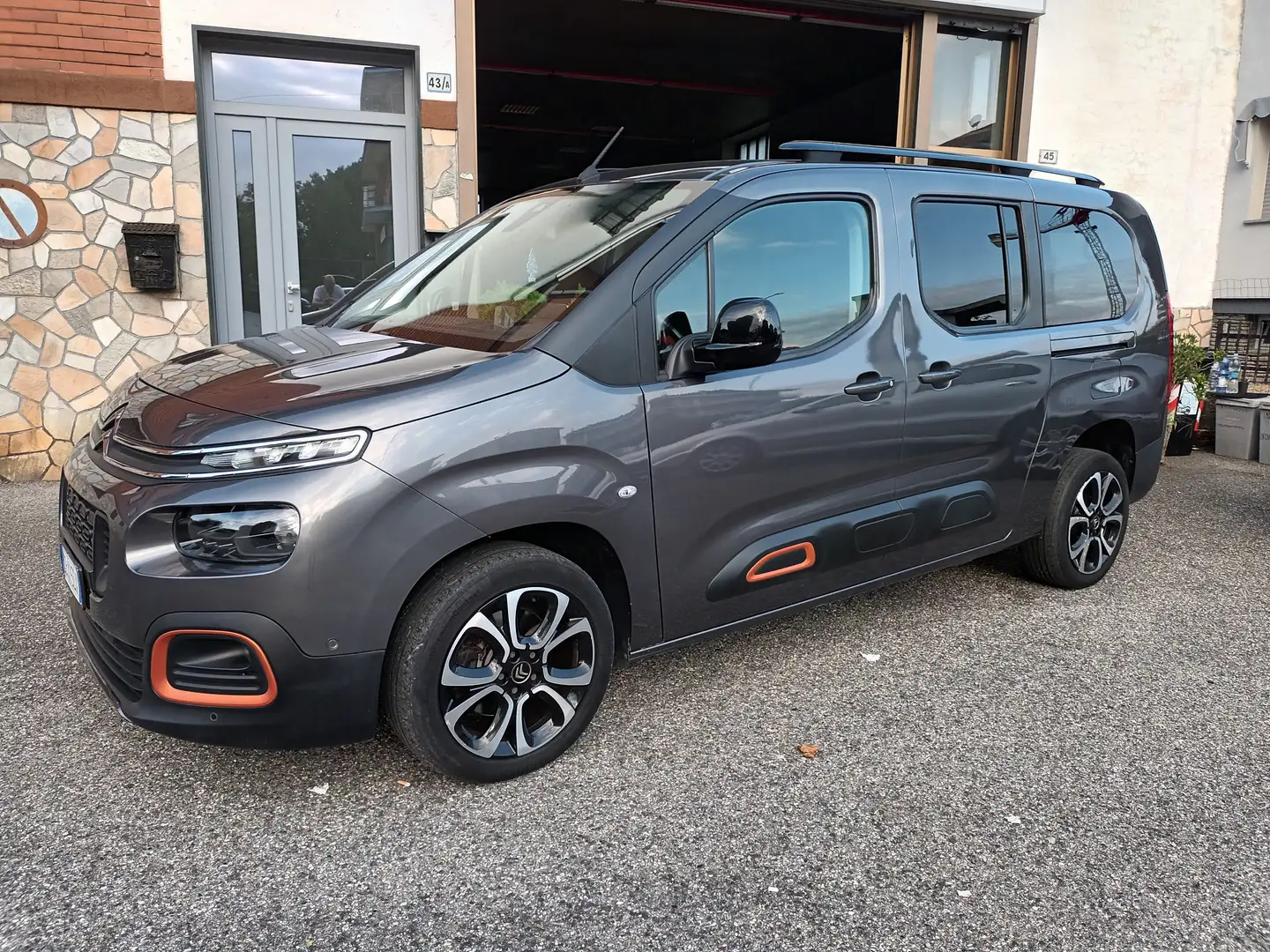 Citroen Berlingo 1.5 bluehdi XTR 7 POSTI/FULL OPTIONAL Grau - 1