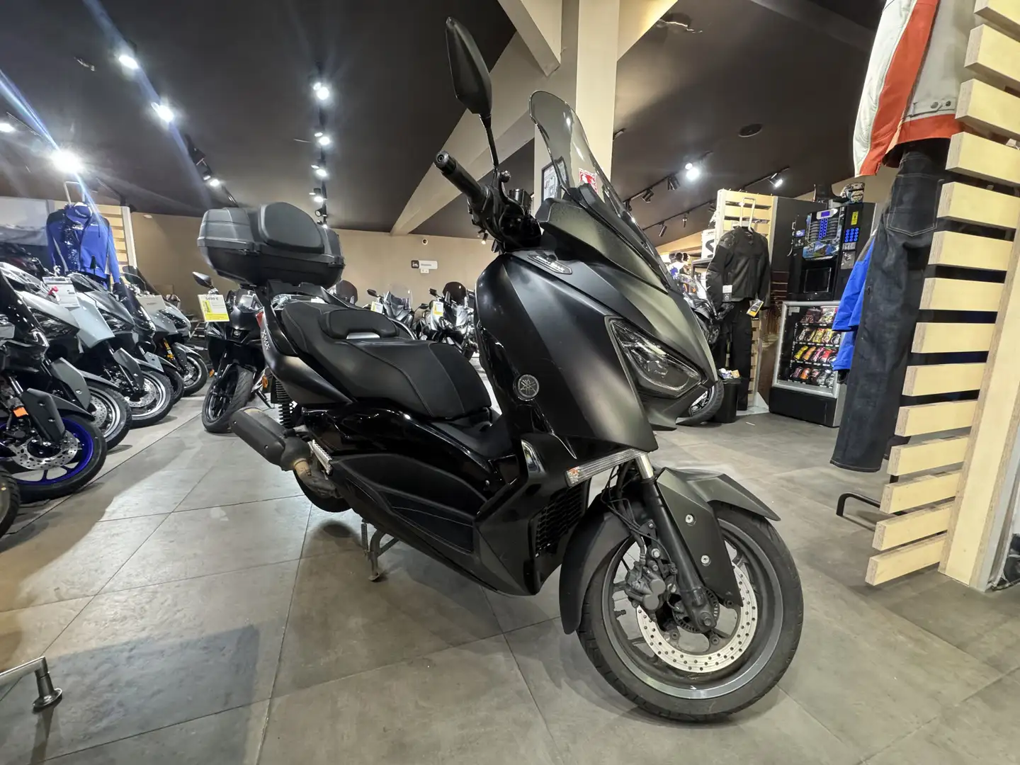Yamaha X-Max 125 Fekete - 2