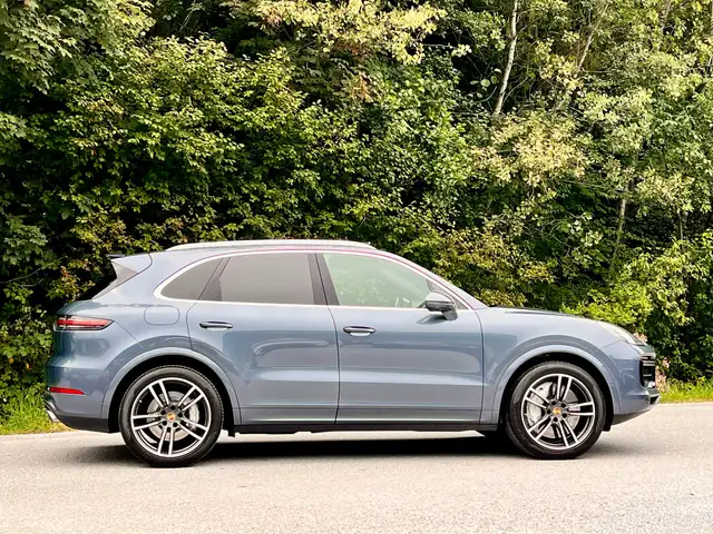 Porsche Cayenne view 3