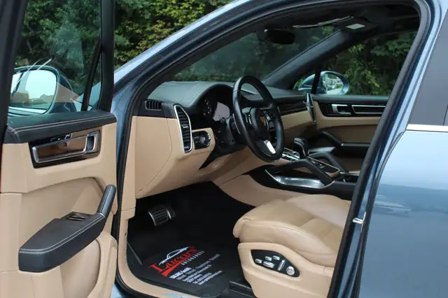 Porsche Cayenne view 7