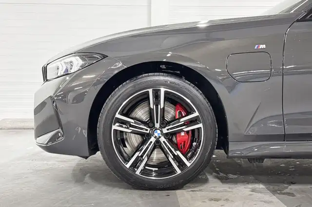 BMW 3 Series view 4