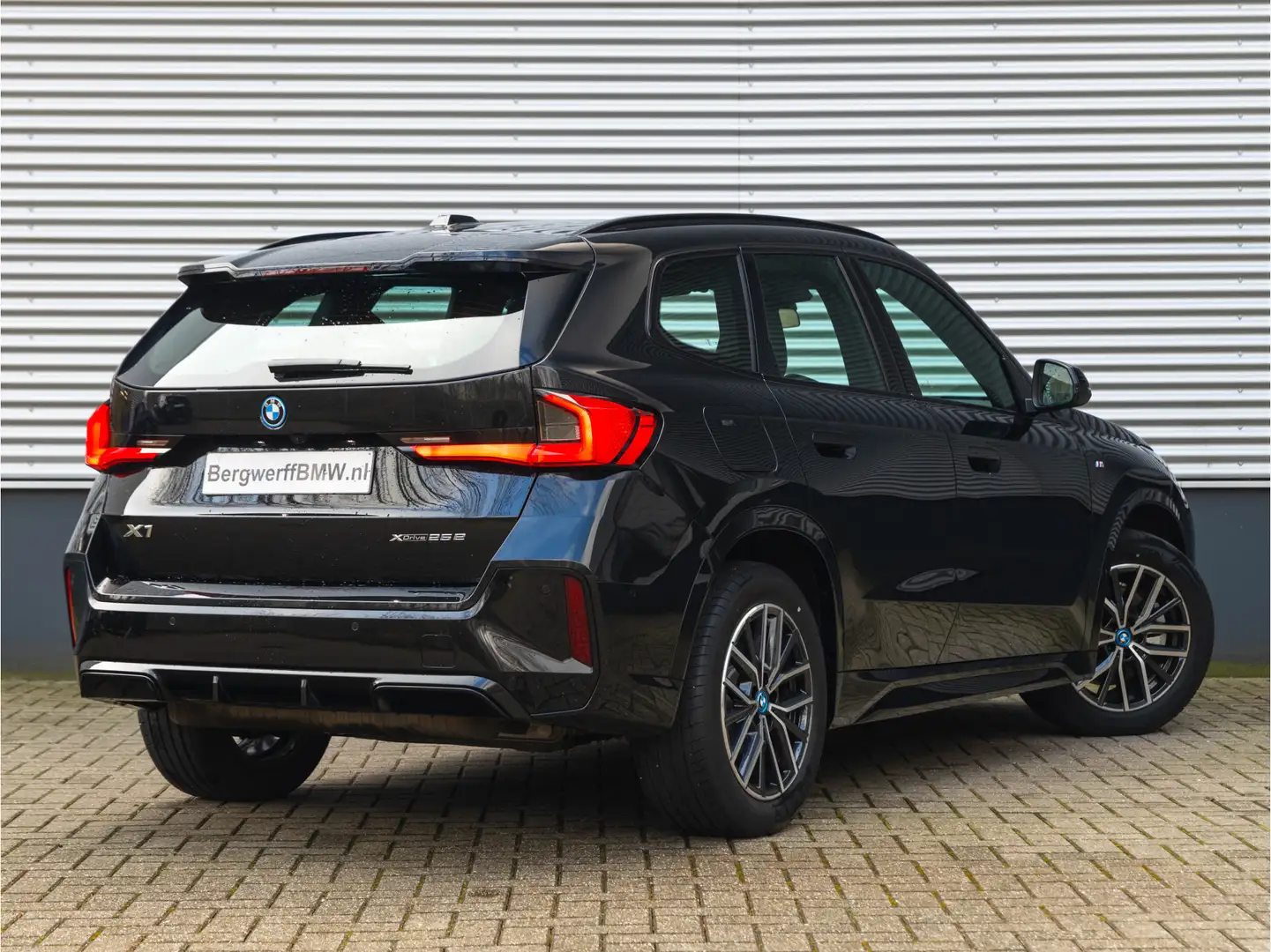 BMW X1 xDrive25e M-Sport - Pano - Driving Ass Plus - Stoe Zwart - 2