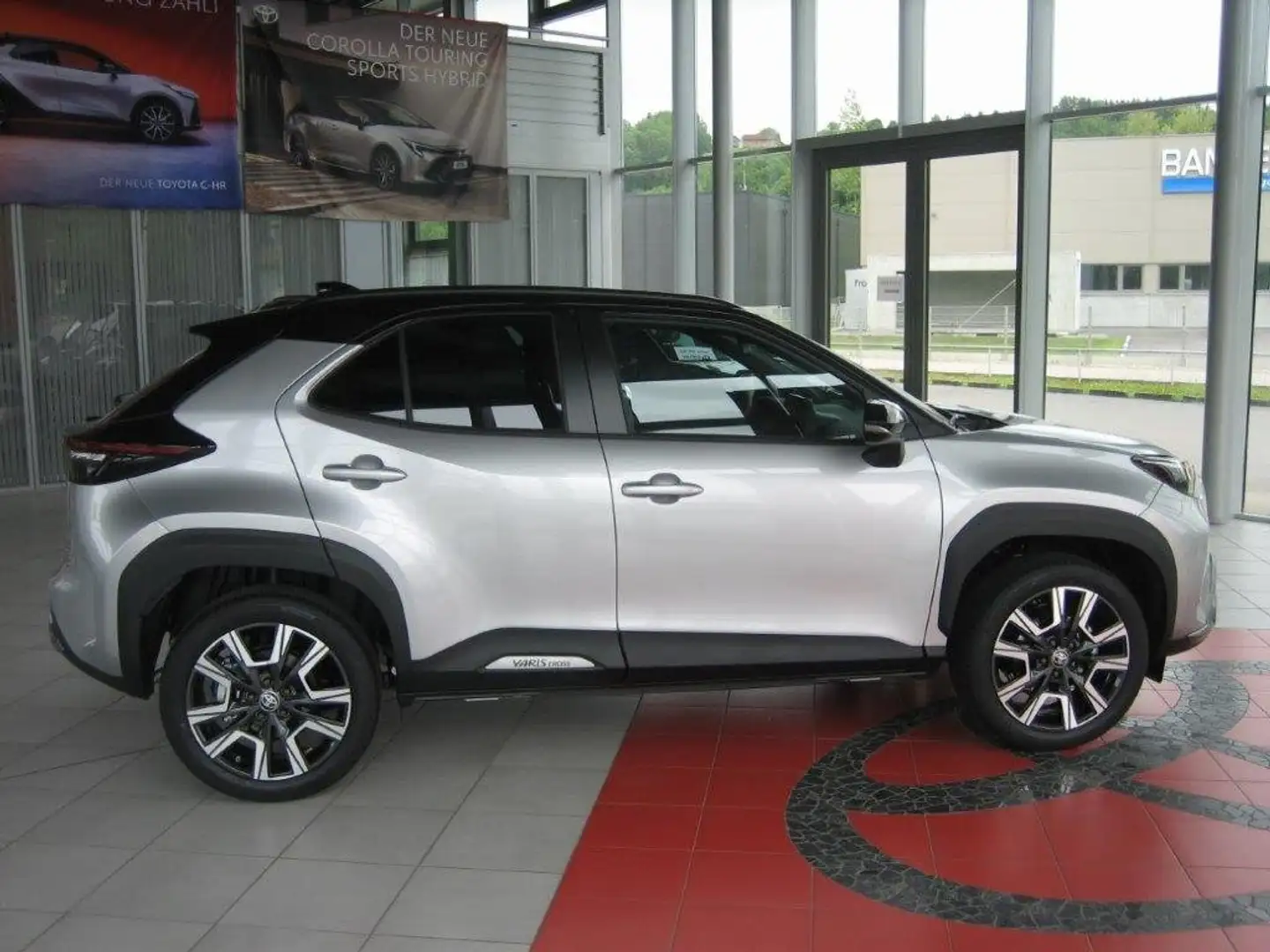 Toyota Yaris Cross 1,5VVT-i HSD AWD-i Premiere Edition %%% TOP DEAL Grijs - 2