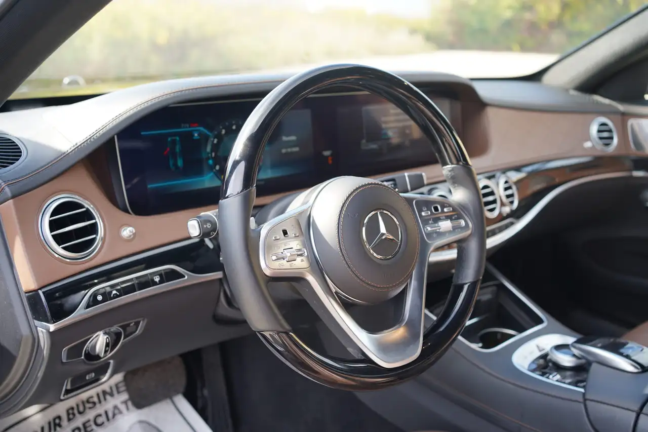 Mercedes-Benz S-Class снимка Mercedes-Benz S-Class
