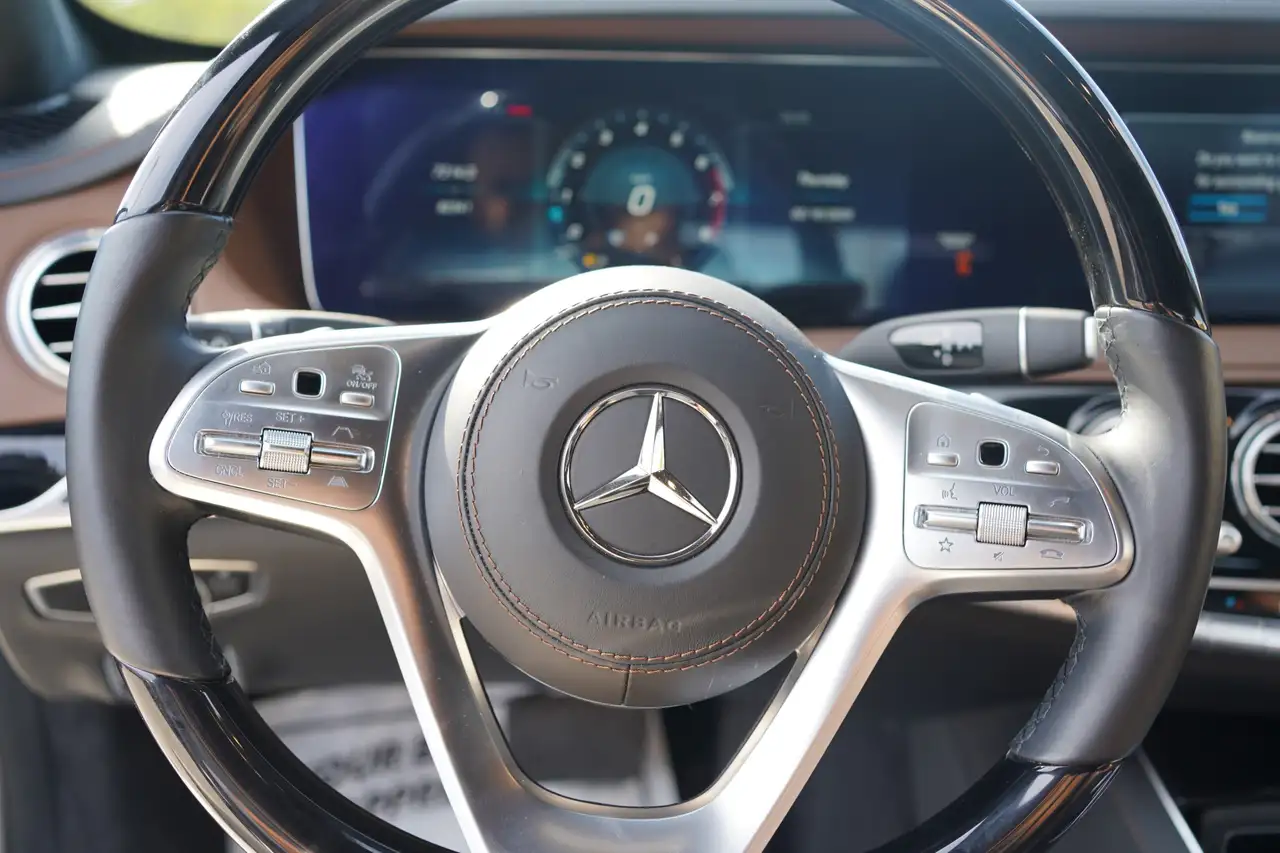 Mercedes-Benz S-Class снимка Mercedes-Benz S-Class