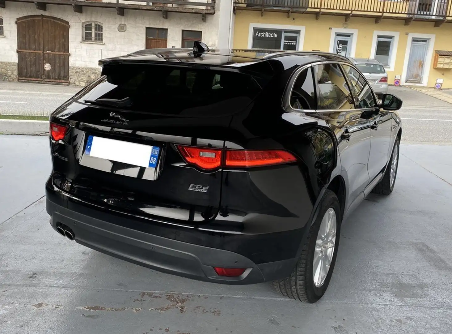 Jaguar F-Pace 2.0 D 180CH PORTFOLIO 4X4 Noir - 2