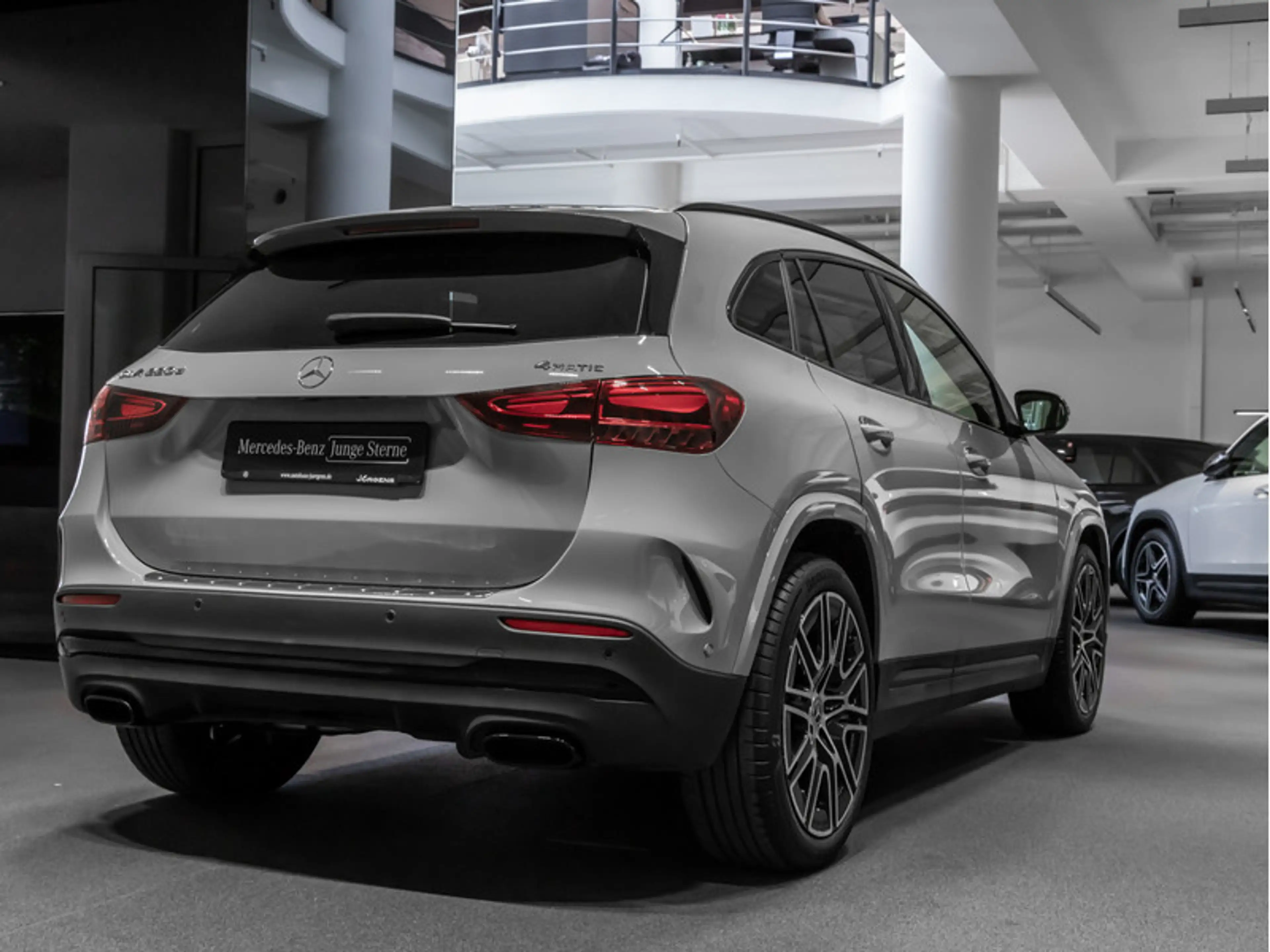 Mercedes-Benz GLA 220 d 4MATIC AMG-Sport+Pano+Distr+MLB+Night — photo 4