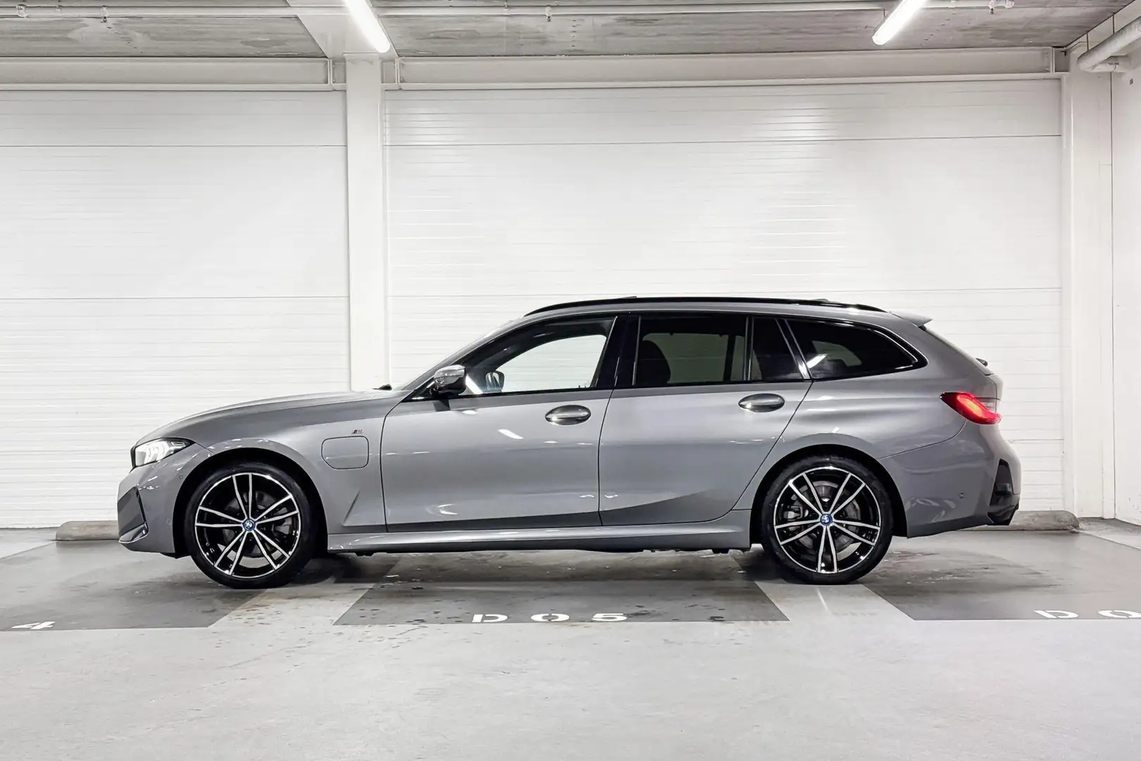 BMW 320 3 Serie Touring 320e | M-Sport | HiFi | Pano | Sto Grijs - 2