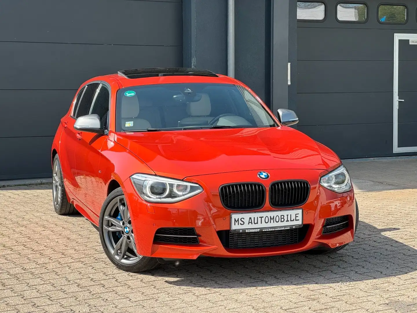 BMW 135 i xDrive*Schiebedach*HarmanKardon*Kamera Oranžová - 2