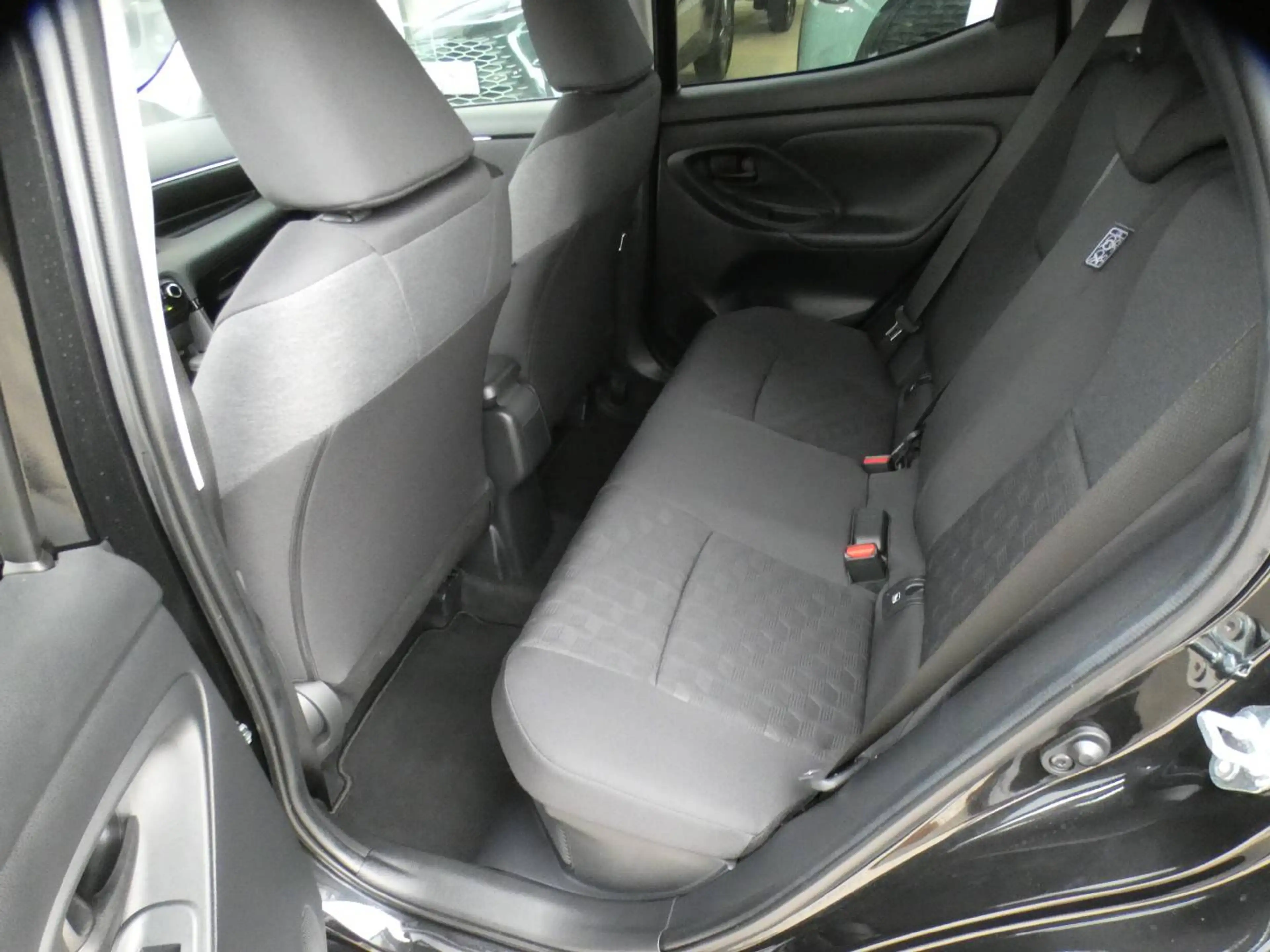 Toyota Yaris Hybrid *ICONIC* +GROOT SCHERM +GPS +Parkeercamera +KEYLESS ENTRY +LED Lampen +Getinte ramen — photo 12
