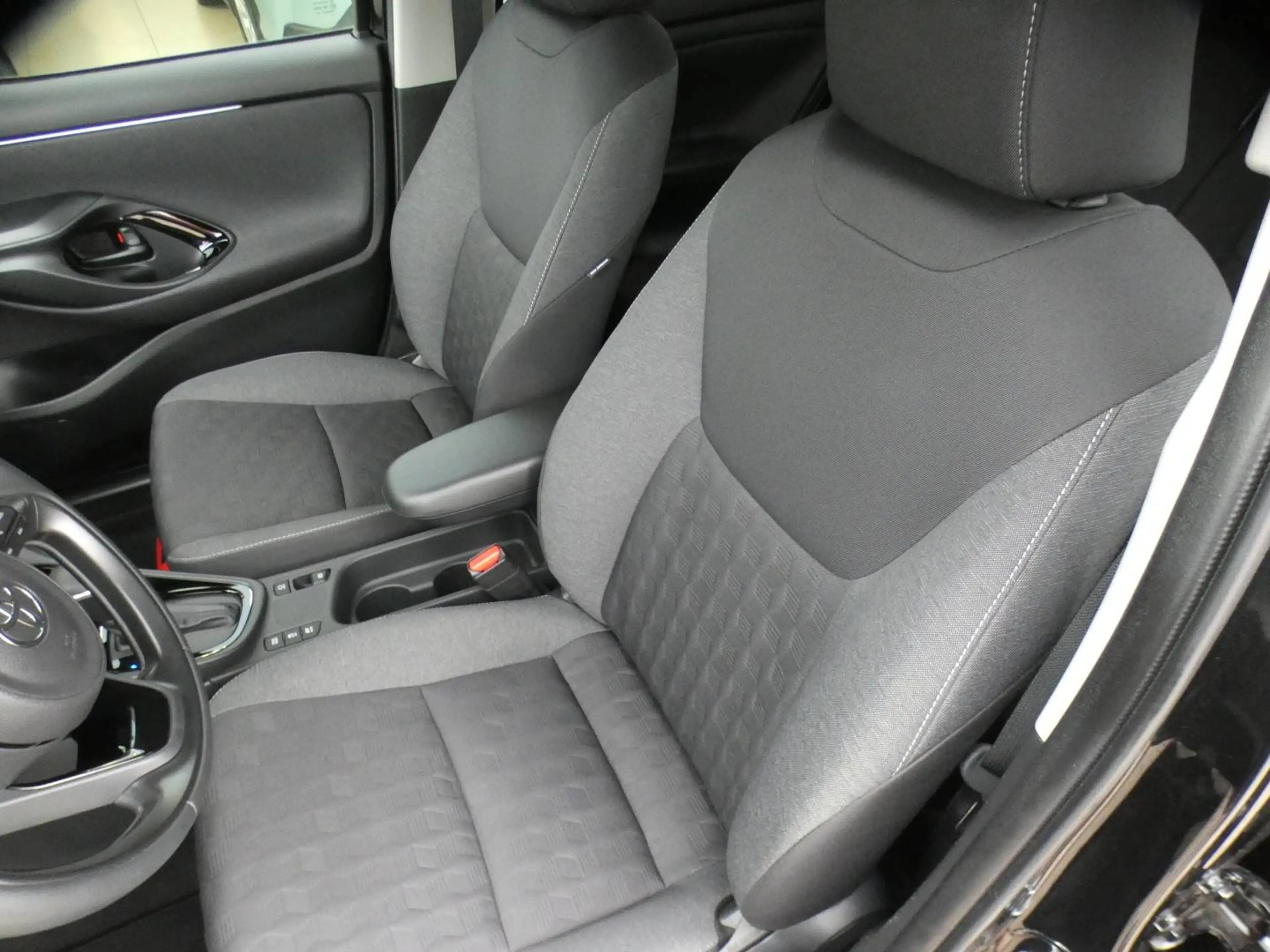 Toyota Yaris Hybrid *ICONIC* +GROOT SCHERM +GPS +Parkeercamera +KEYLESS ENTRY +LED Lampen +Getinte ramen — photo 11