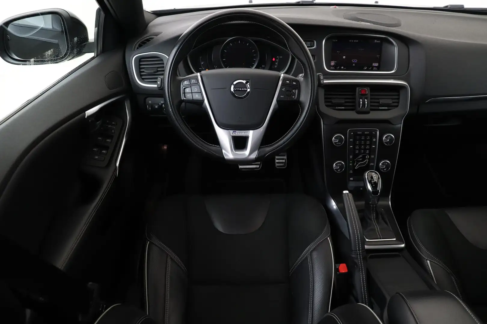 Volvo V40 T3 AUT. POLAR+ SPORT -PANO.DAK|KEY-LESS|HARMAN/KAR Zwart - 2