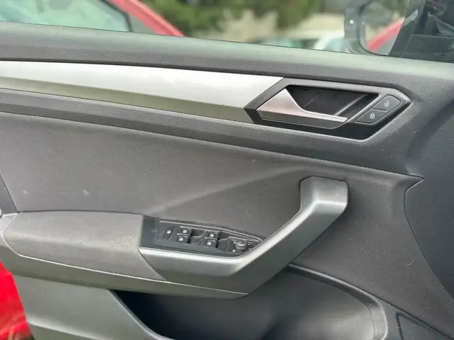 Volkswagen T-Roc view 11